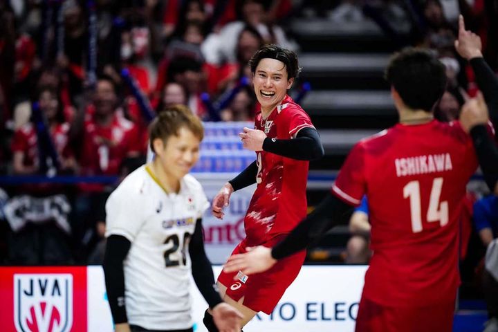 髙橋藍（写真中央）（C）Volleyball World