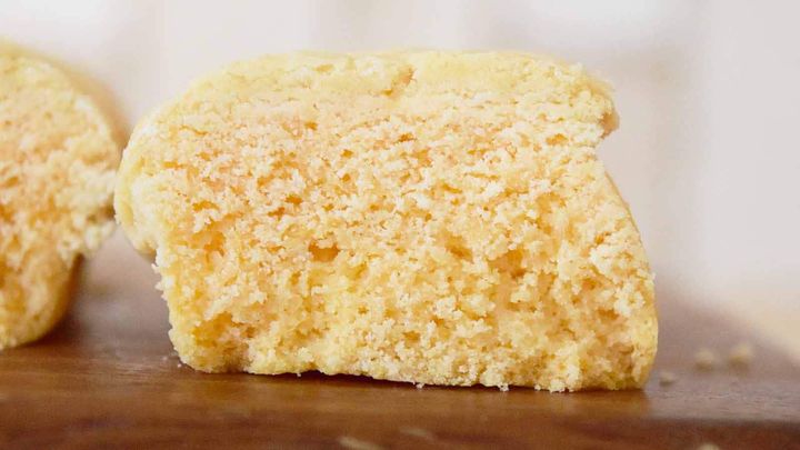 メロンパンとスコーンの中間のような、ほろほろとした食感