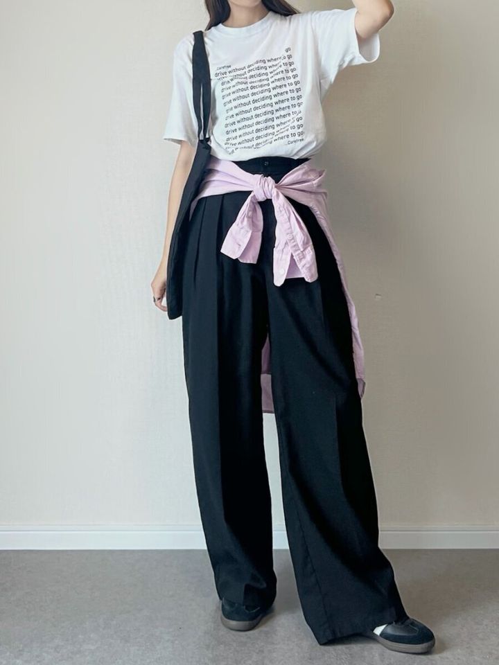 白Tシャツと黒ワイドパンツに紫シャツを腰巻きした女性の全身
