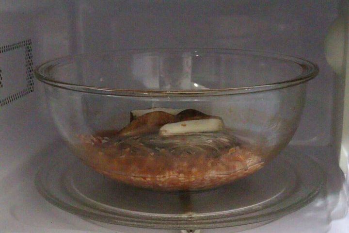 電子レンジ内で耐熱ガラスボウルに入った料理を温める