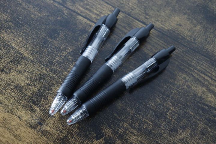 黒いショートボールペンが3本、斜めに並べて置かれている