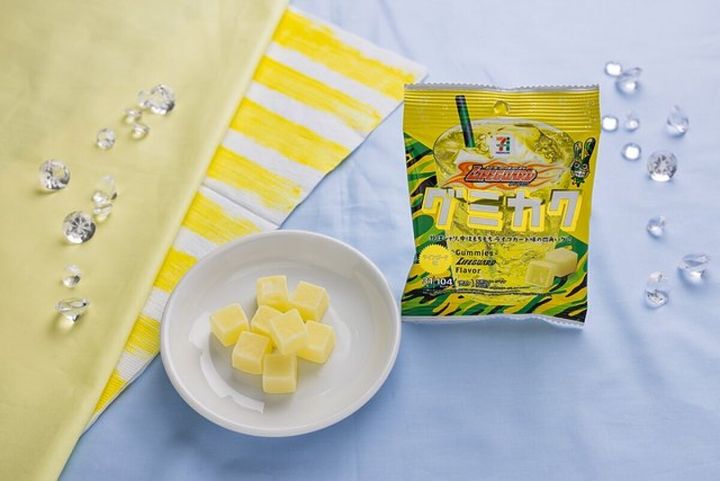 黄色いパッケージのグミカクと白い皿に盛られた四角いグミ