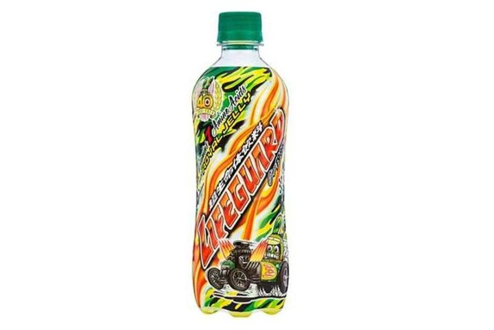 白い背景に置かれた緑のキャップのライフガードペットボトル