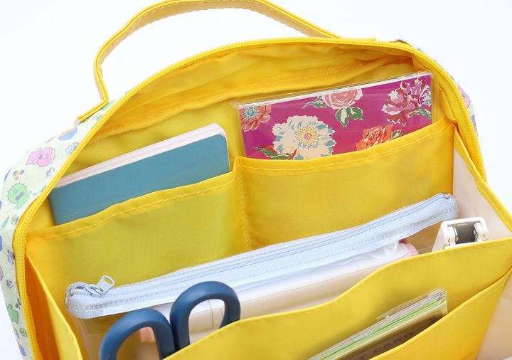 ポーチのポケットにノートやペンケース、ハサミが収納されている