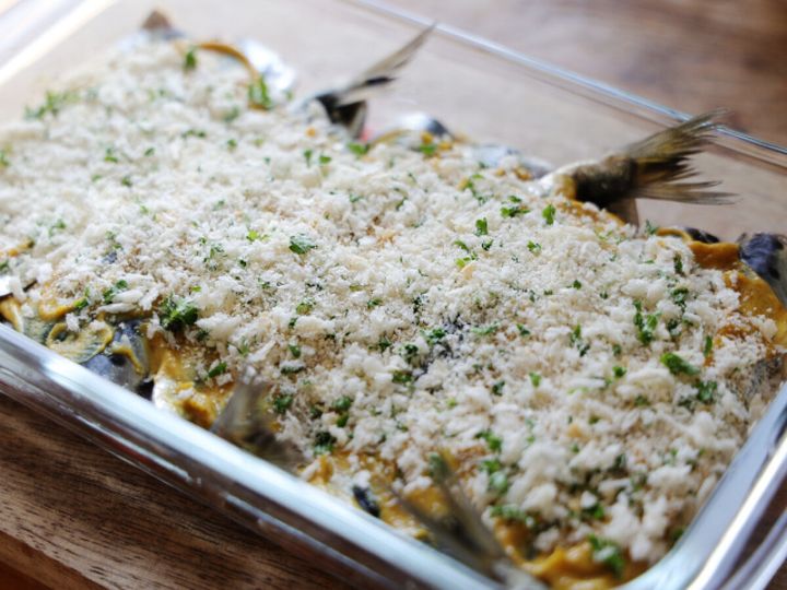 カレーマヨソースが塗られたいわしの上に、パン粉と刻みパセリのミックスがまんべんなく振りかけられている