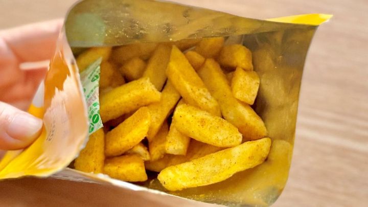 「美味いのでみんな食べような」「祭りだ！」【スリコ】“とび辛スパイス”が食欲そそる！限定スパイシースナック登場