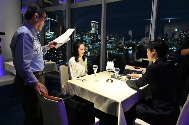 夜景がキレイな高級レストランのシーン [c]2026 IRH Press