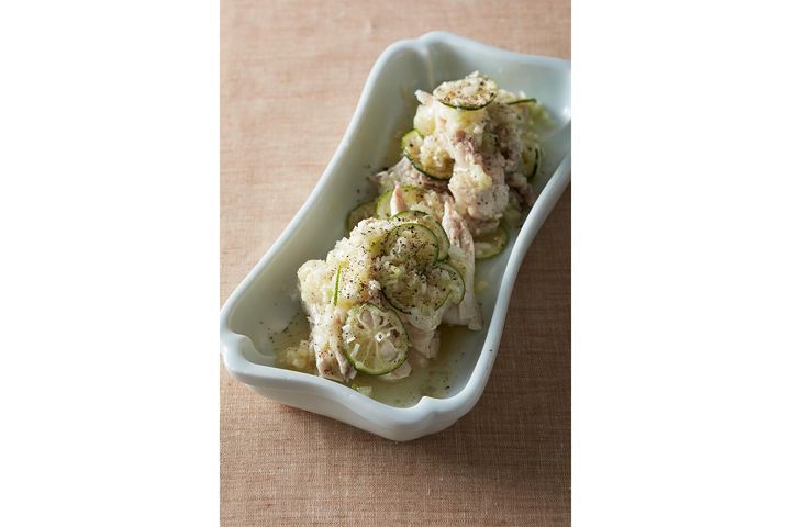 噛み締めた途端にはじける香りがたまらない“蒸し鶏のすだちねぎ塩だれ”