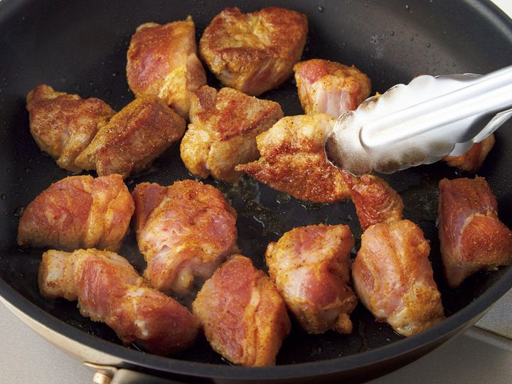 肉を焼く