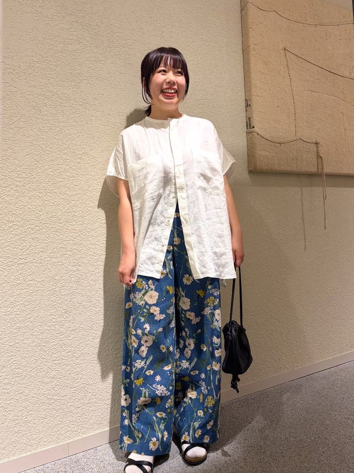 リネンの半袖シャツで柄ボトムスもナチュラルに
