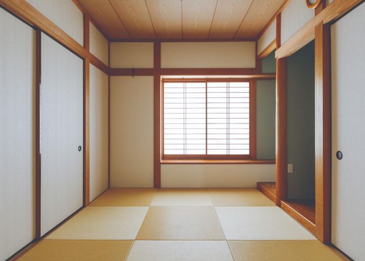 孫の遊び場や客間として使っている和室。入居時に縁なしの琉球畳に交換した。「縁の傷みを気にしなくていいのと、広く見えるのが気に入っています」