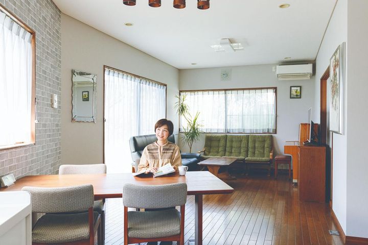 築30年以上の中古二世帯住宅の1階が井田さん夫妻の住まい。LDKは斜めの壁がある個性的な形。床材やドアなどは質のいいものだったため、入居時のリフォームは外装と水回りを中心に行い、リビングダイニングは壁紙を張り替えるだけにした。