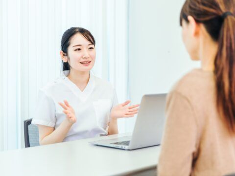 相談する女性