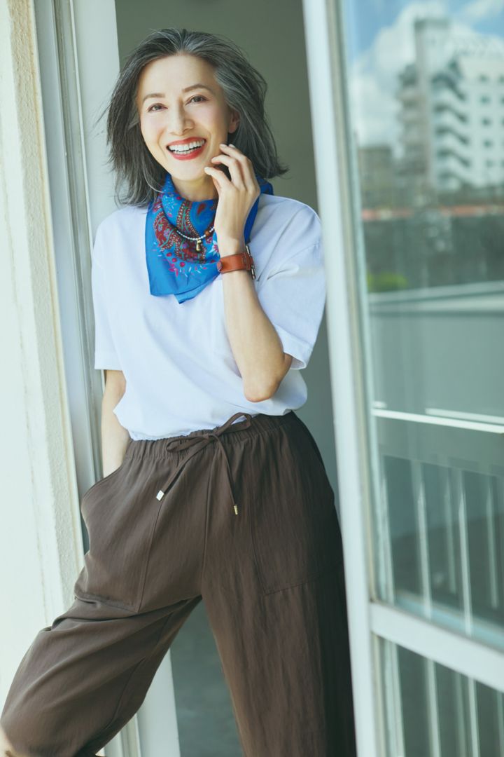 Tシャツ¥13,200／スローン（ザ ショップ スローン 神戸）、パンツ¥5,290、スカーフ¥3,590／ともにザラ（ザラ カスタマーサービス）、ネックレス¥19,800／シルコ（アッシュ・ペー・フランス）、ブレスレット¥31,900／シーエックスシー（アマン）