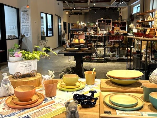 【石川県加賀市】「山中漆器」の工房・カフェ施設『工房 静寛』がリニューアル。職人直伝の漆器体験も