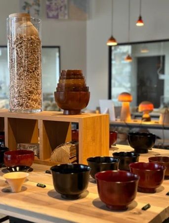 【石川県加賀市】「山中漆器」の工房・カフェ施設『工房 静寛』がリニューアル。職人直伝の漆器体験も