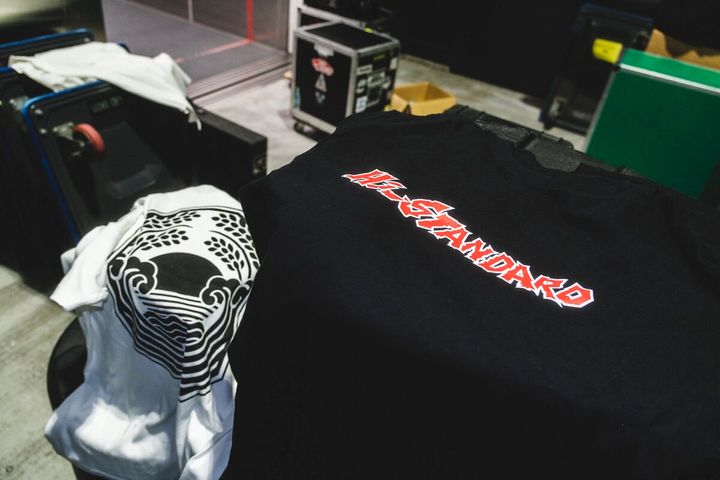 Hi-STANDARDのスピリットとF-LAGSTUF-Fのボーダレスな感性が交差した今回のMERCH。ライブの熱気をそのまま日常へ持ち帰れる、ファン必見のアイテムとなっている。