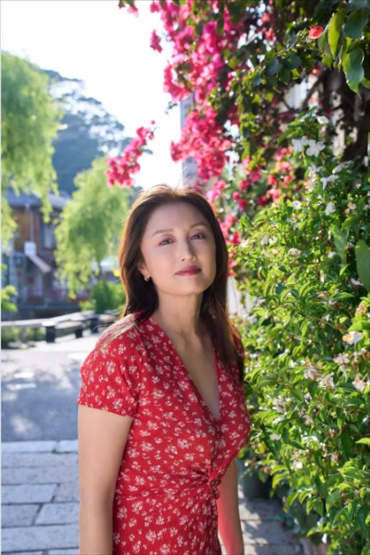 27年ぶりに写真集をリリースする井上晴美 width=