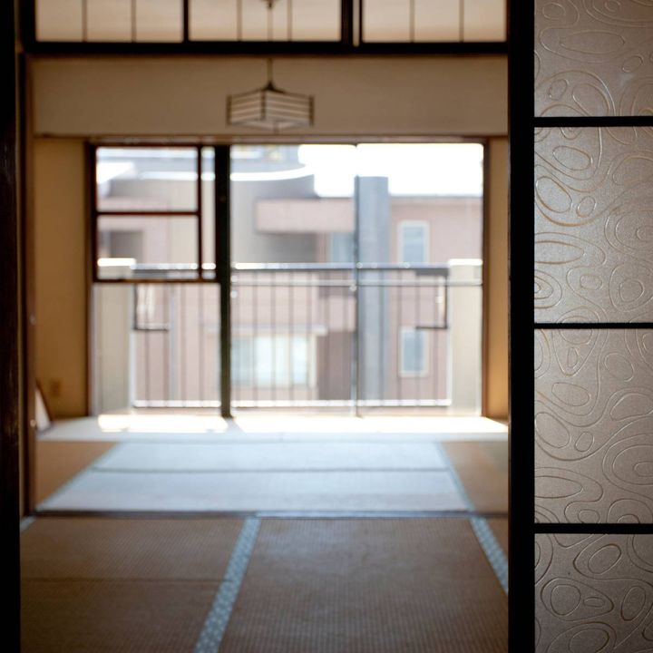 障子戸の向こうに広がる、日差しの入る和室