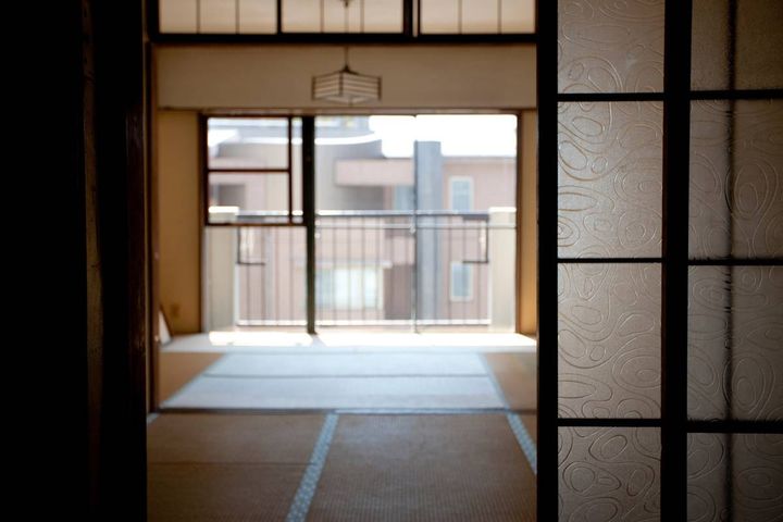 障子戸の向こうに広がる、日差しの入る和室