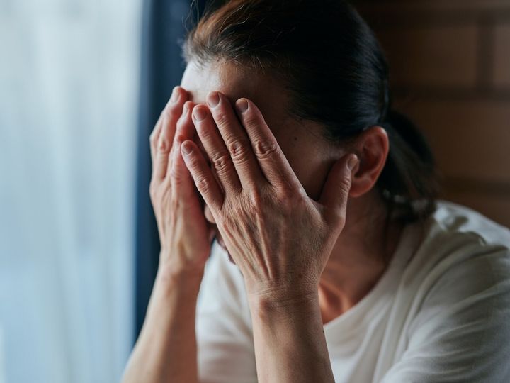 「自分はいらない人間」。そう涙を流す高齢の母を見捨てられず、同居を決意した42歳の娘。しかし始まったのは、孤独を恐れる母との息苦しい日々だった。歪んだ価値観にとらわれる母との生活は次第に泥沼化していき……。※画像：PIXTA
