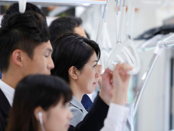 服が裏返し、スカートのジッパー全開――気付けば恥ずかしい状態なのに、誰も教えてくれない。声をかけるのは「親切」なのか「大きなお世話」なのか。見て見ぬふりをする風潮がある一方で、「誰か言ってよ」と思う人も多いのではないだろうか。※画像：PIXTA