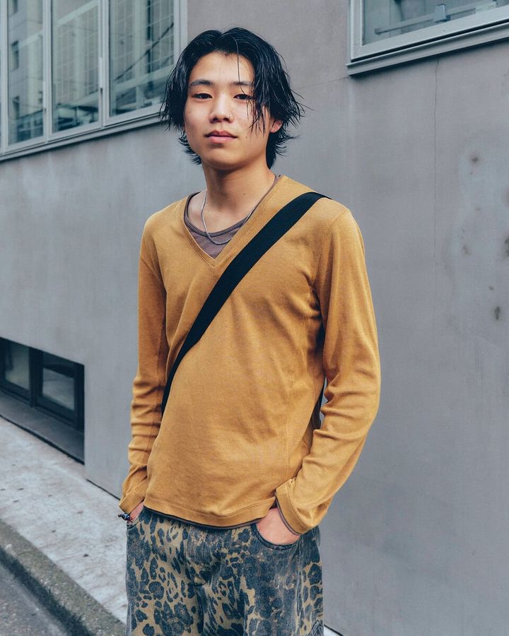 【10代スナップ＠渋谷】レオパード柄のパンツと“同トーン”のカットソーを合わせて