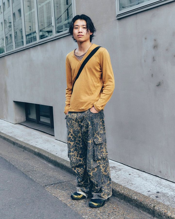 【10代スナップ＠渋谷】レオパード柄のパンツと“同トーン”のカットソーを合わせて