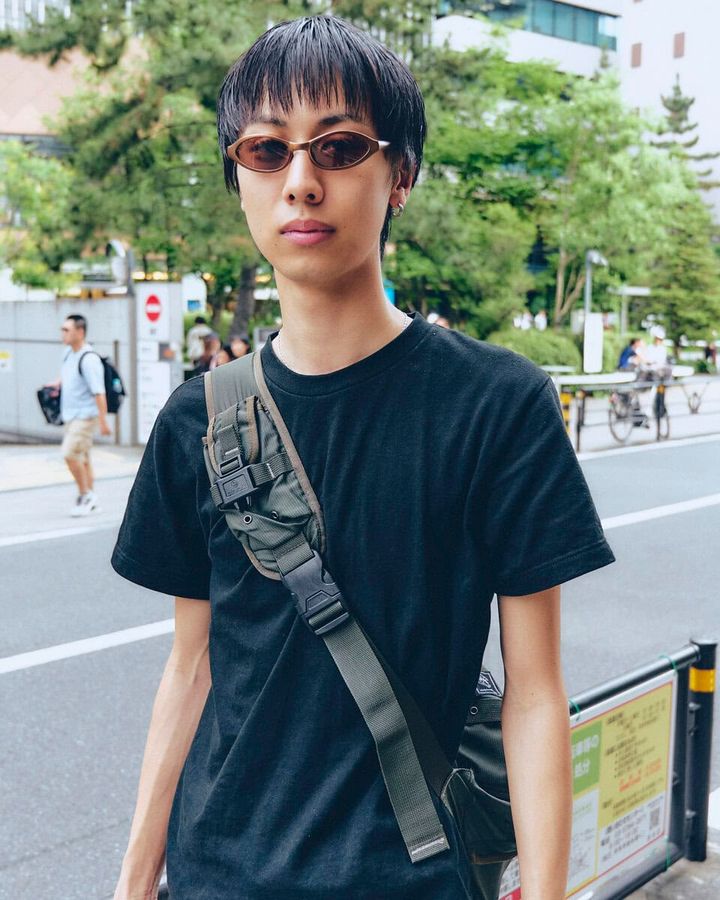 【20代スナップ＠渋谷】オール黒の落ち着いたスタイリング…Tシャツのイカついバックプリントで男らしく
