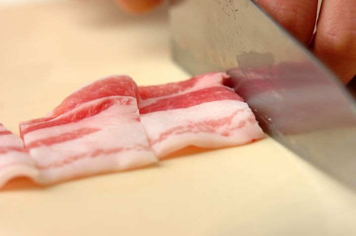 キュウリと豚肉の炒めものの下準備1