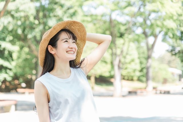 麦わら帽子の女性