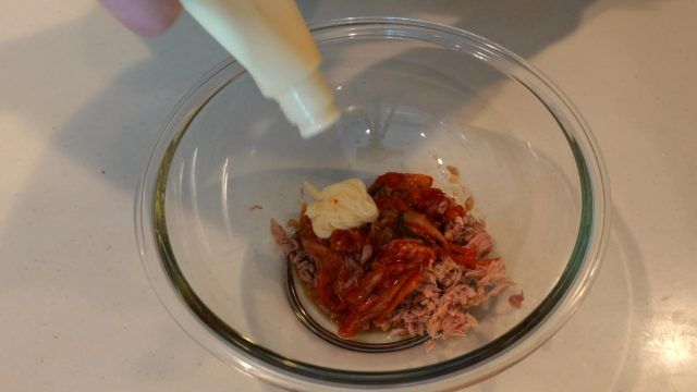 ボウルに入れたキムチやツナ