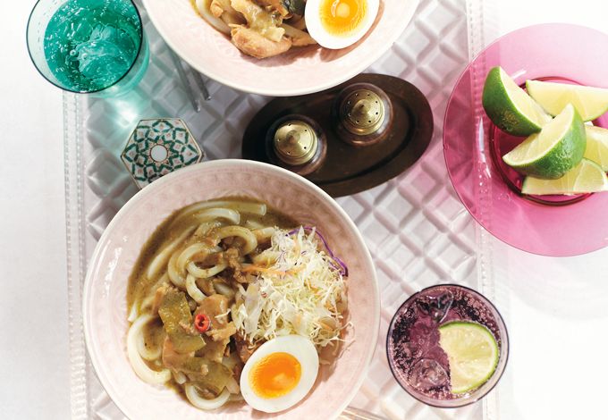 【超簡単！ 麺レシピ】缶詰にキャベツと卵を添えただけ。あっという間にアジアン気分の「タイカレーうどん」の画像1