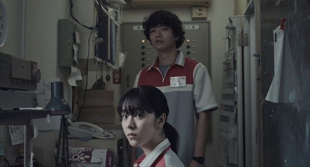 コンビニ店員・堺(染谷将太)と小河(唐田えりか) (C)『チルド』製作委員会 (NOTHING NEW・東北新社)
