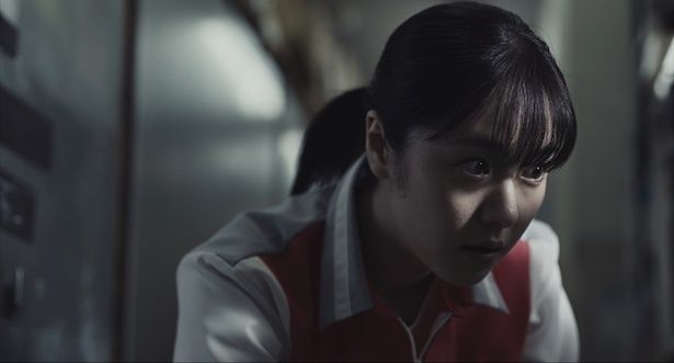 新人アルバイト・小河(唐田えりか) (C)『チルド』製作委員会 (NOTHING NEW・東北新社)
