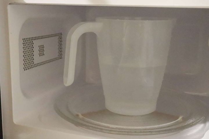 計量カップが電子レンジの中に入れられている