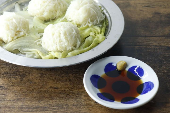 蒸し上がったイカシューマイと醤油とからしが添えられた食卓
