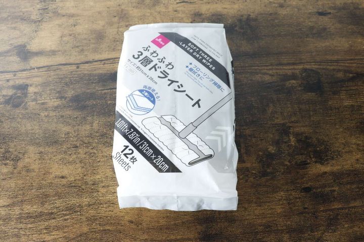 木目のテーブルに置かれたダイソーふわふわ3層ドライシートのパッケージ