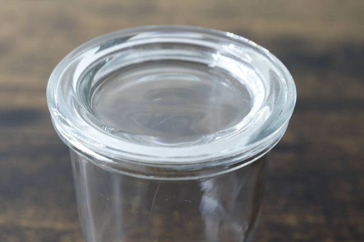 透明なガラス容器の蓋のアップ。シンプルなデザインで、厚みのあるガラス製。