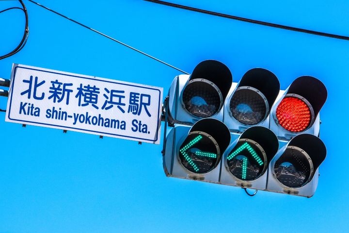 矢印信号が出ているにもかかわらず進行しなかった場合、交通違反に該当？（画像はイメージ）