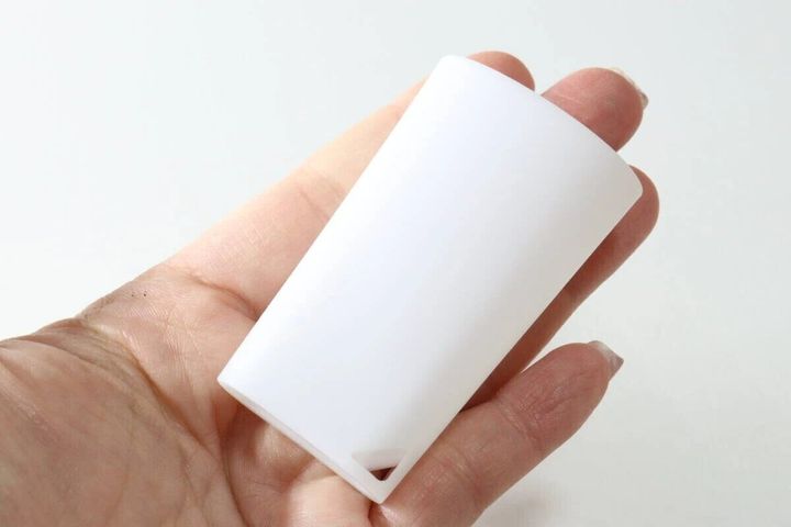 手のひらに収まる白いスリムコップ