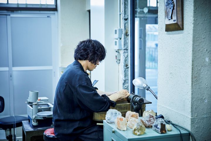 作業中の詫間さん