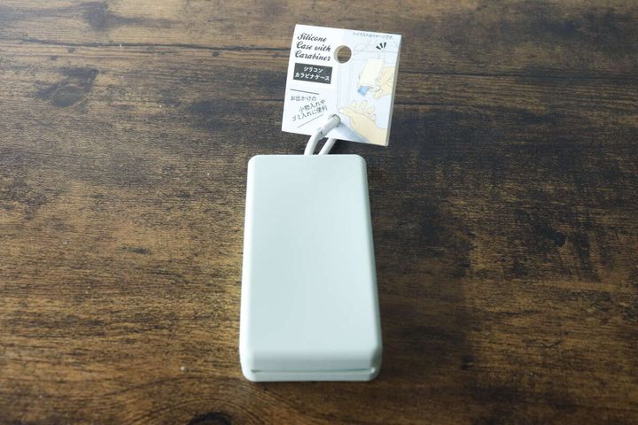 商品パッケージが付いたミントグリーンのシリコンケース