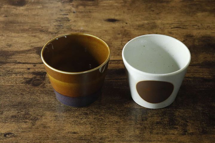木目のテーブルに置かれた2種類のそばちょこ
