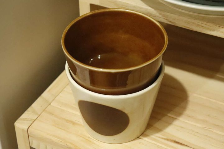 白と茶色のそばちょこが重ねて棚に収納されている