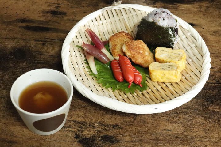 そばちょこの汁物と竹ざるに盛られた和風のおかず