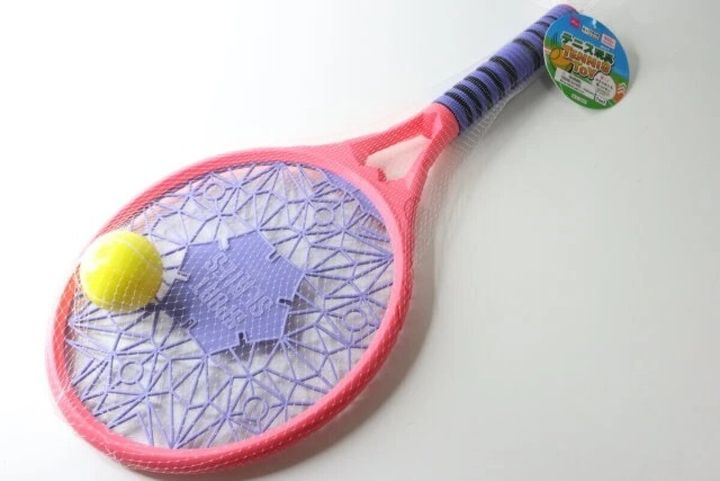 ピンク色のテニスラケットと黄色のボールがセットになった玩具