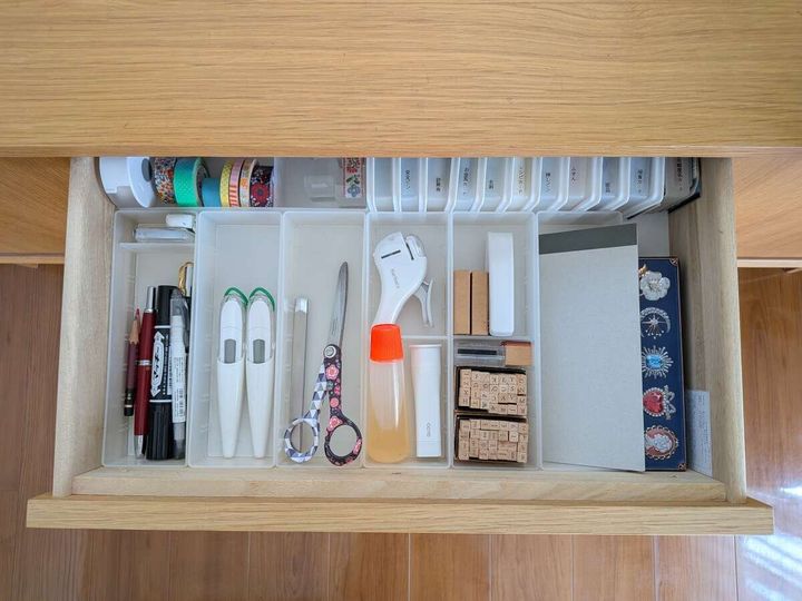 引き出しの中で文房具が仕切りケースで整理されている様子