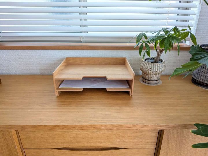木製のデスクに置かれた書類整理用の木製トレー