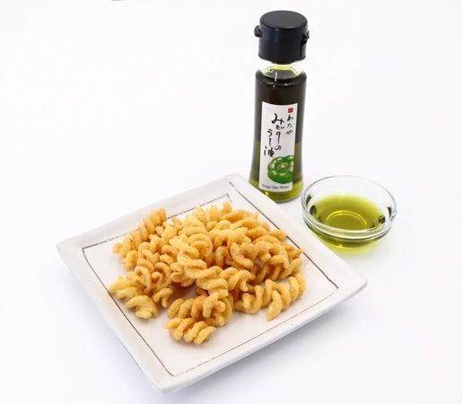 「わたや みどりのラー油スナック」を阿部幸製菓が発売！老舗へぎそば店とコラボ